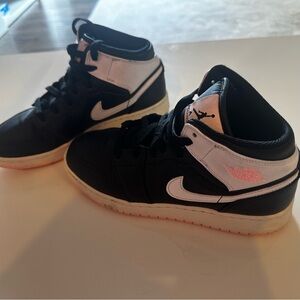 Nike Kids Black, White and pink, High-Top Sneakers